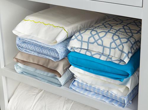 Ordenar juegos de sábanas dentro de una de las fundas de almohada Aplica trucos caseros