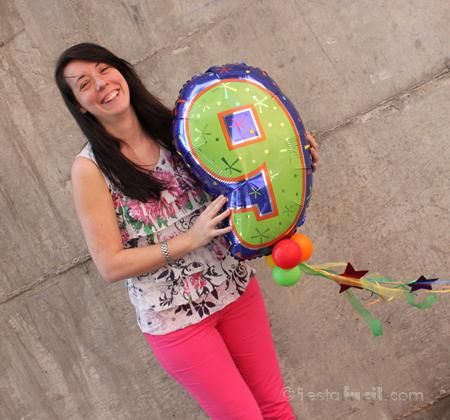 Xana-con-globo Cómo organizar una fiesta sorpresa