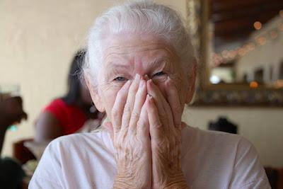 Mujeres, más propensas a variante genética del Alzheimer