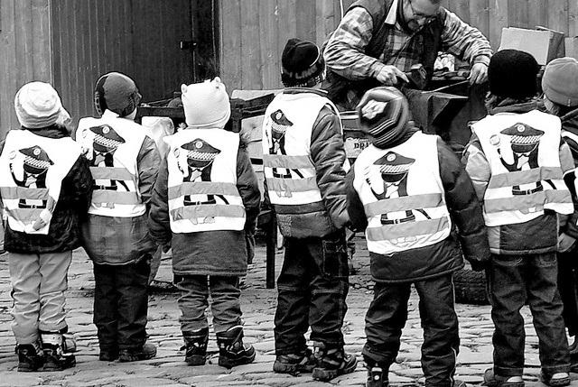 Grupo de niños en el mercado de Navidad de Olomouc Un país en imágenes: República Checa