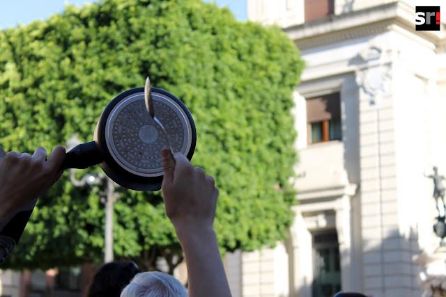 Las imágenes de la cacerolada contra el rescate a la banca en Sevilla