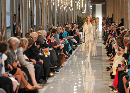 Karolina Kurkova, Hilary Swank, e Inés Sastre, en el front row de Ferragamo, colección crucero 2013, en París