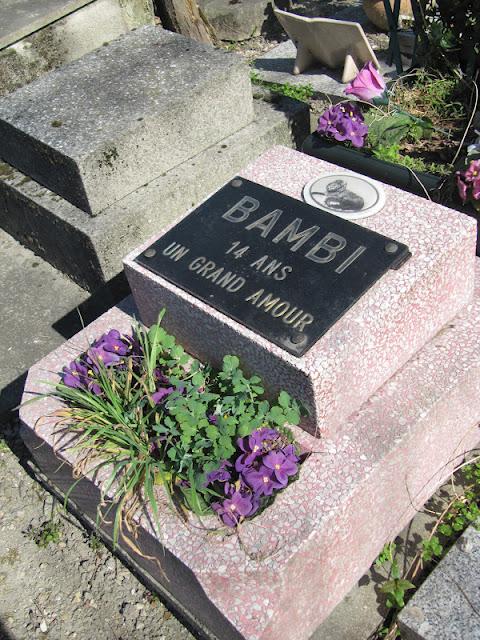 UN LUGAR EXTRAÑO: EL CEMENTERIO DE ANIMALES DE ASNIÈRES UN LUGAR EXTRAÑO: EL CEMENTERIO DE ANIMALES DE ASNIÈRES