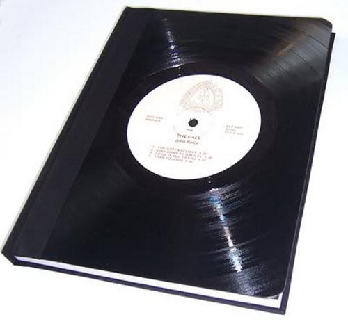Tapa de libro hecha con disco de vinilo recortado Dale otra vida a los discos de vinilo