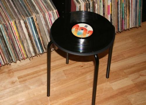 Taburete de IKEA con discos de vinilo Dale otra vida a los discos de vinilo