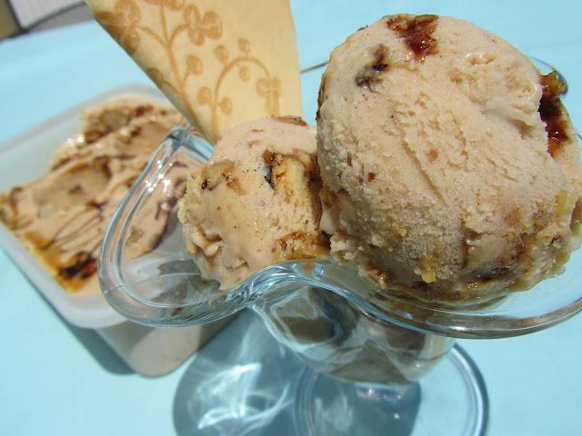 Helado de vainilla y nueces caramelizadas