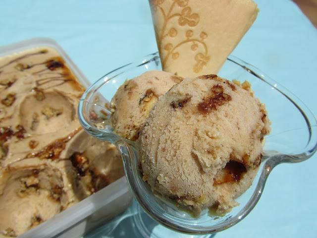 Helado de vainilla y nueces caramelizadas