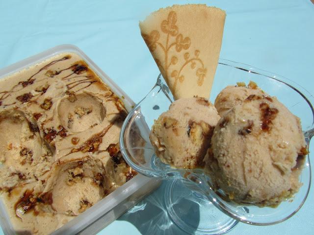 Helado de vainilla y nueces caramelizadas