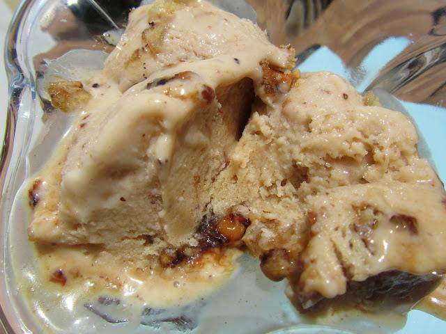 Helado de vainilla y nueces caramelizadas