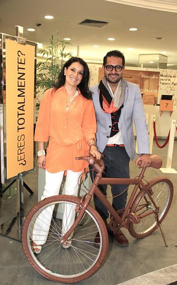 Gildo Medina y María Landa Piel Canela en el Palacio de Hierro Santa Fe