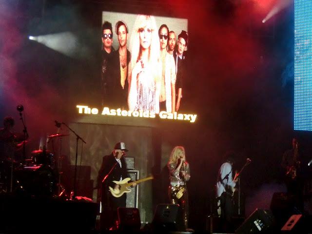 Concierto de  The Asteroids Galaxy Tour y Redneck Surfers/プラサマジョール　コンサート