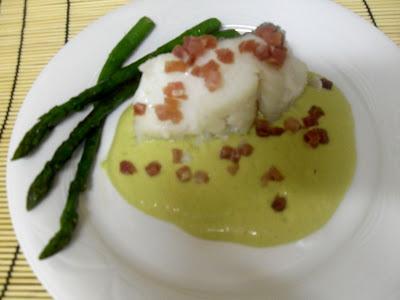 Bacalao  confitado con salsa de espárragos y virutas de jamón