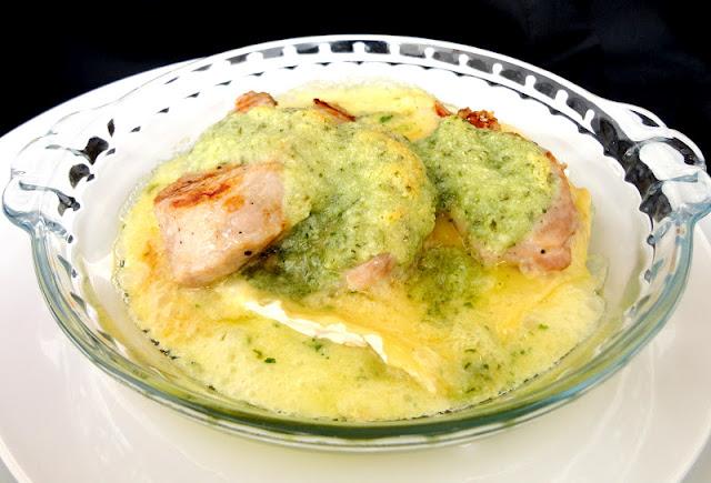 Solomillo en salsa pesto con camembert fundido