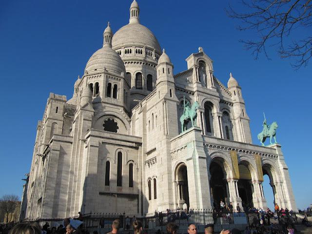 CAMINANDO EN MONTMARTRE: ENTRE EL ENCANTO Y EL CLICHÉ