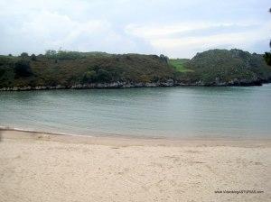 Playa de Poo, en Llanes: Piscina natural en pleamar