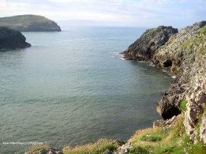 Playa de Poo, en Llanes: Cuevas entrada mar