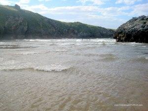 Playa de Poo, en Llanes: Oleaje en bajamar