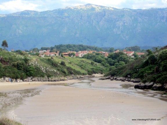 Playa de Poo, en Llanes: Poo, playa y montaña