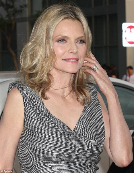 Michelle Pfeiffer, espléndida a los 54, en el estreno de People Like Us