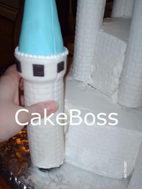 Paso a paso: Tarta castillo de princesas presionando contra las paredes torre