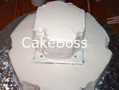 Paso a paso: Tarta castillo de princesas Orificios que se muestran en las esquinas