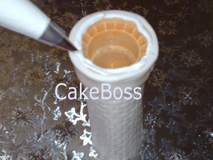 Paso a paso: Tarta castillo de princesas formación de hielo alrededor de la parte superior del cono