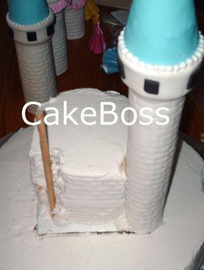 Paso a paso: Tarta castillo de princesas Colocación de las torres con tacos
