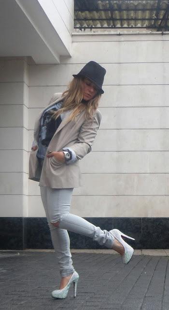 IN THE RAIN WITH AMY IN THE RAIN WITH AMY