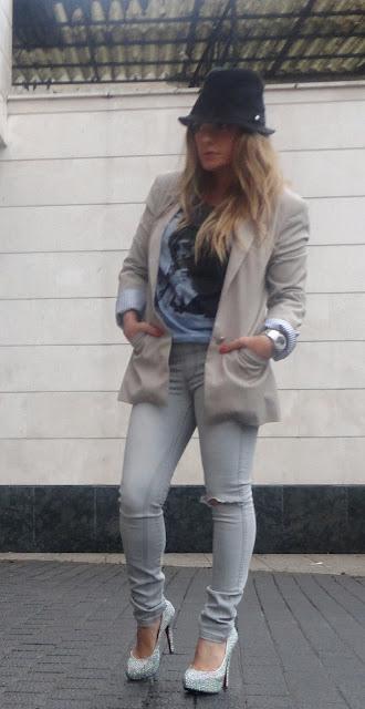 IN THE RAIN WITH AMY IN THE RAIN WITH AMY