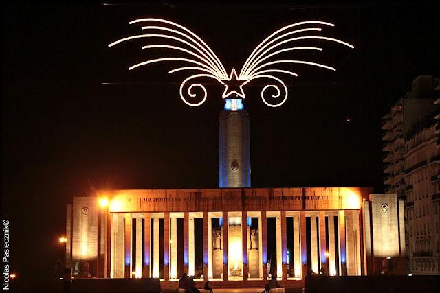 El Monumento a la Bandera de noche