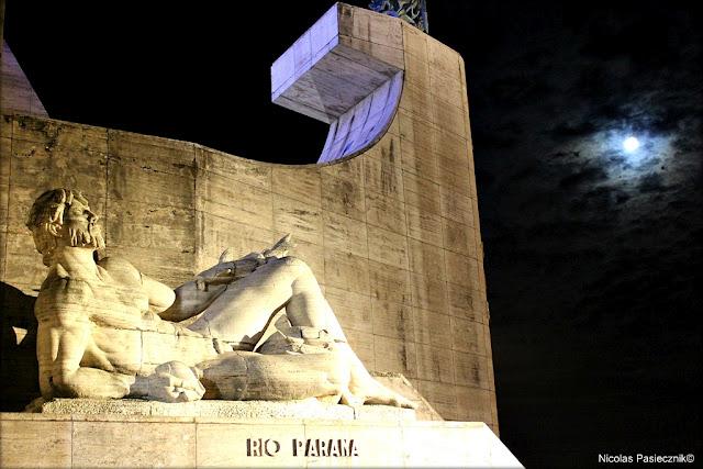 El Monumento a la Bandera de noche