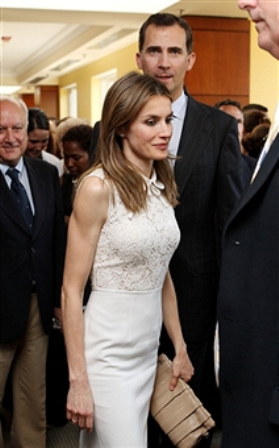 Dña. Letizia visita Harvard con vestido blanco de Oky- Coky y rebeca de punto