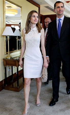 Dña. Letizia visita Harvard con vestido blanco de Oky- Coky y rebeca de punto