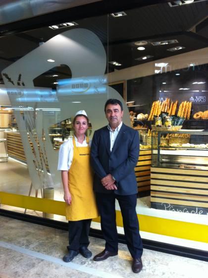 Boutique-Banneton Sra. Cristina Minguez, de Boutique Banneton (izda), junto con el Sr. D. Julio Ramírez, Director Técnico-Comercial de Ferré & Consulting Group