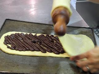 Coca de Sant Joan con trufa, frutas confitada y chocolate