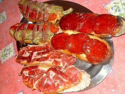 Coca de Sant Joan con trufa, frutas confitada y chocolate