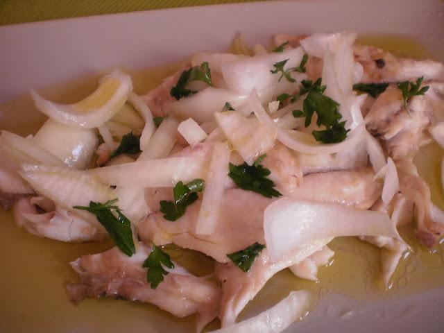 LOMOS DE DORADA A LA PLANCHA CON CEBOLLA, AJITOS Y PEREJIL LOMOS DE DORADA A LA PLANCHA CON CEBOLLA, AJITOS Y PEREJIL