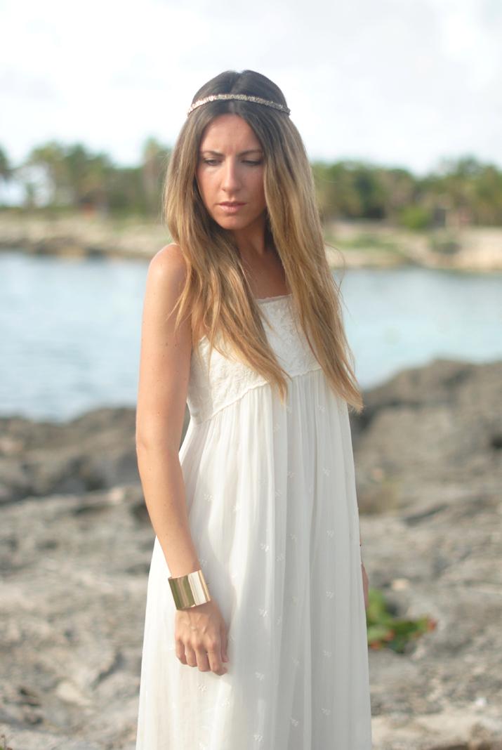 White long dress for a summer night. Idea for a wedding at the beach. White dress at fashion blog
