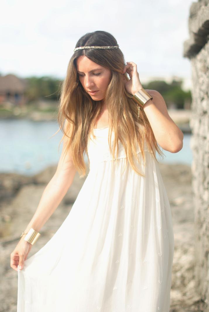 White long dress for a summer night. Idea for a wedding at the beach. White dress at fashion blog