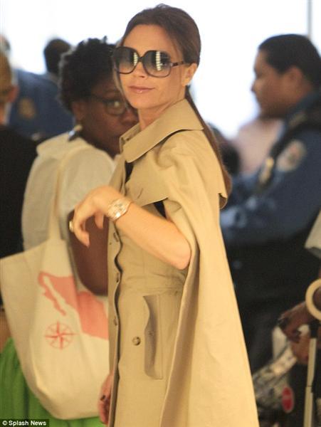 Victoria Beckham usa la capa al estilo del inspector Clouseau Victoria Beckham usa la capa al estilo del inspector Clouseau