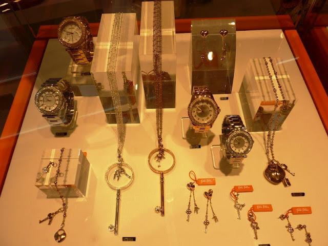 Re-apertura de Folli Follie Re-apertura de Folli Follie