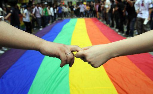 Casi 20.000 matrimonios amenazados por la LGTBfobia del PP