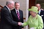 Histórico encuentro entre Isabel II y McGuinness