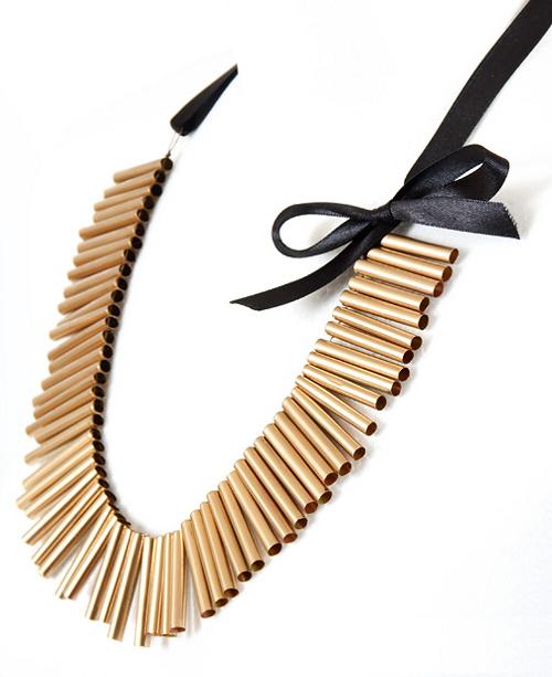 Collar hecho con trozos de pajita de bebida pintados Tubitos de oro hechos con pajitas de refresco