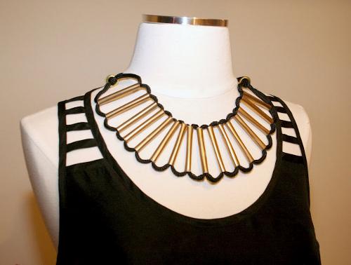 Collar hecho con pajitas pintadas color oro Bisutería de pajitas de bebida