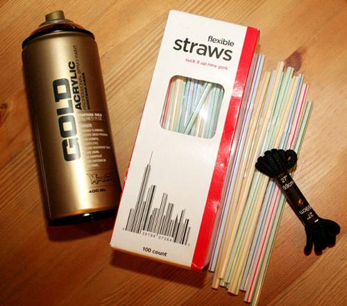 Pajitas de beber y pintura dorada en spray Material para hacer un collar dorado con pajitas