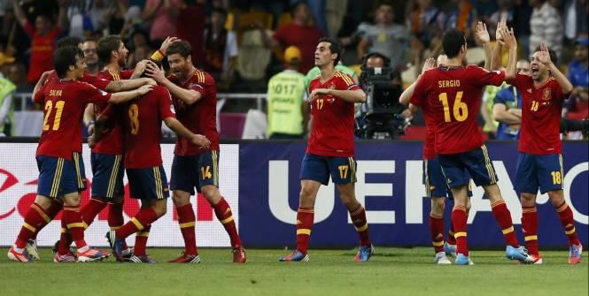 ESPAÑA - ITALIA (LA PRENSA MUNDIAL SE RINDE ANTE LOS CAMPEONES) La joie des Espagnols après le but de Jordi Alba. (Reuters)