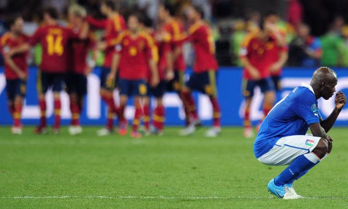 ESPAÑA - ITALIA (LA PRENSA MUNDIAL SE RINDE ANTE LOS CAMPEONES) Italia, fine di un sogno