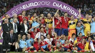 ESPAÑA - ITALIA (LA PRENSA MUNDIAL SE RINDE ANTE LOS CAMPEONES) La foto final del merecido campeón. (EFE)