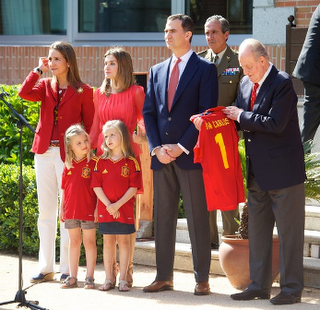 Dña. Letizia recibe a la Selección Nacional vestida de coral